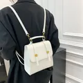 Mini sac à dos blanc minimaliste avec boucles dorées et bretelles amovibles - Blanc