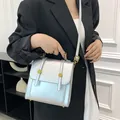 Sac à bandoulière argenté rectangulaire avec détails dorés et fini métallisé sur modèle - Argenté