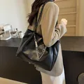Bolso tote negro plisado grande con correa tejida y colgante de cadena con perlas - Negro