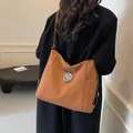 Sac à dos et sac à bandoulière polyvalent en cuir marron avec logo M en métal chic - 34*13*28 / Marron