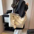 Bolso tote crema grande con correas delgadas y un colgante de conejo beige - Tipo estándar / Blanco Roto