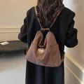 Sac à dos marron en nylon avec logo M métallique rond et fines bretelles en cuir souple - 34*13*28 / Café