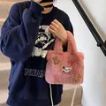 Rosa Plüsch-Beuteltasche mit Tierstickerei und Perlenriemen von Model getragen - Stil 2 / Rosa