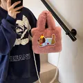 Bolso tipo cubo de felpa rosa con bordado de perro y correa de cadena de perlas - Estilo 1 / Rosa