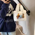 Bolso cubo blanco de felpa con bordado de perro de dibujos y cadena de perlas - Estilo 1 / Blanco