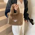 Braune flauschige Cartoon-Plüschtasche mit Bärenstickerei und Perlenkette - Stil 2 / Khaki