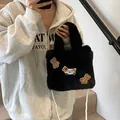 Schwarze Kunstpelz-Schultertasche mit Cartoon-Stickerei und weißer Perlenkette - Stil 2 / Schwarz
