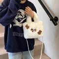 Weiße Plüsch-Beuteltasche mit Bären-Patches und einer eleganten Perlen-Schulterkette - Stil 2 / Weiß