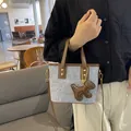 Hellblaue Bucket Bag aus Denim mit braunem Lederbesatz und süßem Hundeanhänger - Mit Anhänger Stil / Braun und Blau