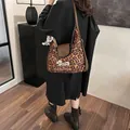 Borsa a tracolla leopardata alla moda con motivo a cucciolo e ciondolo in peluche morbido - Marrone