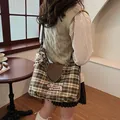 Borsa a tracolla a quadri marrone con ricamo cane e ciondolo gatto leopardato - Stile a Quadri