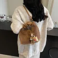 Braune Plüsch-Beuteltasche mit Bärenanhänger und Ledergriff auf Strickpullover - Kaffee Mit Anhänger / 23*10*14