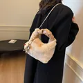 Beigefarbene Plüsch-Beuteltasche mit Ledergriff und süßem Bärenanhänger als Umhängetasche - Khaki Mit Anhänger / 23*10*14