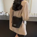 Bolso cubo minimalista de ante negro para mujer, ideal para un estilo urbano casual - Negro