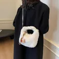 Schicke beige Plüsch-Eimertasche mit gerafftem Griff und süßem Bären-Anhänger - Weiß Mit Anhänger / 23*10*14