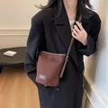 Bolso saco de lona marrón con ribete de cuero y correa de hombro ajustable de mujer - Café
