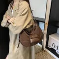 Bolso de hombro retro francés marrón oscuro con ante y mini monedero de diseño moderno - 33x9x27cm / Marrón