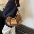 Bolso hobo marrón de ante con cadena plateada y accesorio de mini monedero - 33x9x27cm / Caqui
