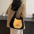 Schwarze Samt-Einkaufstasche mit gelbem Katzen-Aufnäher und Leder-Schultergurt - Schwarz