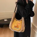 Khaki braune Wildleder-Einkaufstasche mit Cartoon-Hunde-Patch und Lederriemen am Modell - Braun