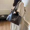 Borsa tote marrone moka in pelle vintage con ciondolo sportivo e tracolla ampia - Marrone