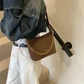 Bolso tipo cubo de cuero mate marrón oscuro con cadena dorada para mujer - 22*10*17 / Marrón