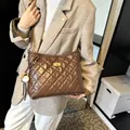 Borsa a tracolla marrone trapuntata con chiusura dorata e ciondolo da baseball creativo - Marrone