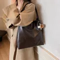 Grande borsa tote marrone moka in similpelle opaca con ciondolo baseball a spalla - Caffè con Pendente
