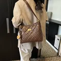 Borsa trapuntata marrone scuro con chiusura in metallo dorato e dettaglio nappina - Caffè con Pendente