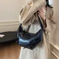 Modische schwarze Hobo-Tasche in Halbmondform für Damen mit dekorativen 3D-Schleifen - Schwarz