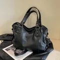 Bolso tote minimalista de cuero PU granulado negro con detalles de remaches plateados - Negro