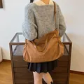 Grande borsa tote a pieghe minimalista in marrone caramello indossata dalla modella - 44*13*30 / Marrone