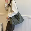 Grande borsa tote verde oliva indossata con tracolla regolabile per un look quotidiano - 44*13*30 / Verde