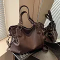 Bolso tote de cuero PU mate marrón oscuro con remaches y correa desmontable - café