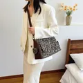 Vintage-Einkaufstasche mit Leopardenmuster und dunkelbraunen Lederriemen für Damen - Braun