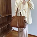 Große dunkelbraune Tote-Tasche in Faltenoptik aus weichem Kunstleder mit Umhängegurt - 35*18*28 / Braun