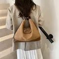 Mochila vintage de ante marrón con diseño de perro y base de cuero elegante - Marrón