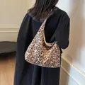 Große Hobo-Schultertasche mit Leopardenmuster für Damen aus Canvas im herbstlichen Design - Khaki
