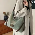 Borsa tote in denim intrecciato blu con finiture in pelle marrone e tracolla regolabile - 37cmx11cmx26cm / Blu