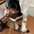 Dunkelbraune Retro-Tasche mit flauschigem Lamm-Anhänger und Kontrastnähten - Braun mit Anhänger