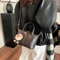 Minimalistische große braune Leder-Einkaufstasche mit süßem Plüschtier-Anhänger - Kaffee Mit Anhänger