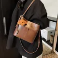 Retro dunkelbraune PU-Leder Beuteltasche für Damen mit Bärenanhänger und langer Quaste - Schulter-Eimertasche / Braun