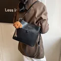 Schwarze matte PU-Leder Beuteltasche mit Teddybär-Anhänger und verstellbarem Gurt - Schulter-Eimertasche / Schwarz