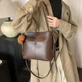 Dunkelbraune Eimer-Tasche aus Leder mit Bärenanhänger und Mode-Schriftzug - Schulter-Eimertasche / Kaffee (Mit Hundeanhänger)