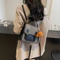 Roter grauer und schwarzer matter Rucksack mit Kontrastgurten und Plüschbär-Anhänger - Dunkelbraun