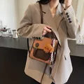 Vintage Lederrucksack in Braun mit Teddy-Anhänger und Seidenschal am Taschengriff - Gelbbraun