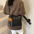 Schicke schwarze Leder-Eimertasche mit Teddybär-Anhänger und Seidenschal-Detail - Schulter-Eimertasche / Schwarz (Mit Hundeanhänger)