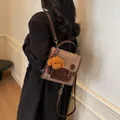 Vintage dunkelbrauner mattierter Lederrucksack mit süßem Teddybär-Anhänger für Damen - Kaffeebraun