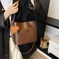 Braune Beuteltasche mit Plüschbären-Anhänger und praktischem Magnetverschluss - Schulter-Eimertasche / Braun (Mit Hundeanhänger)
