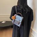 Rucksack in Blau und Braun mit Teddybär-Anhänger und stilvollem Seidenschal - Denim-Blau
